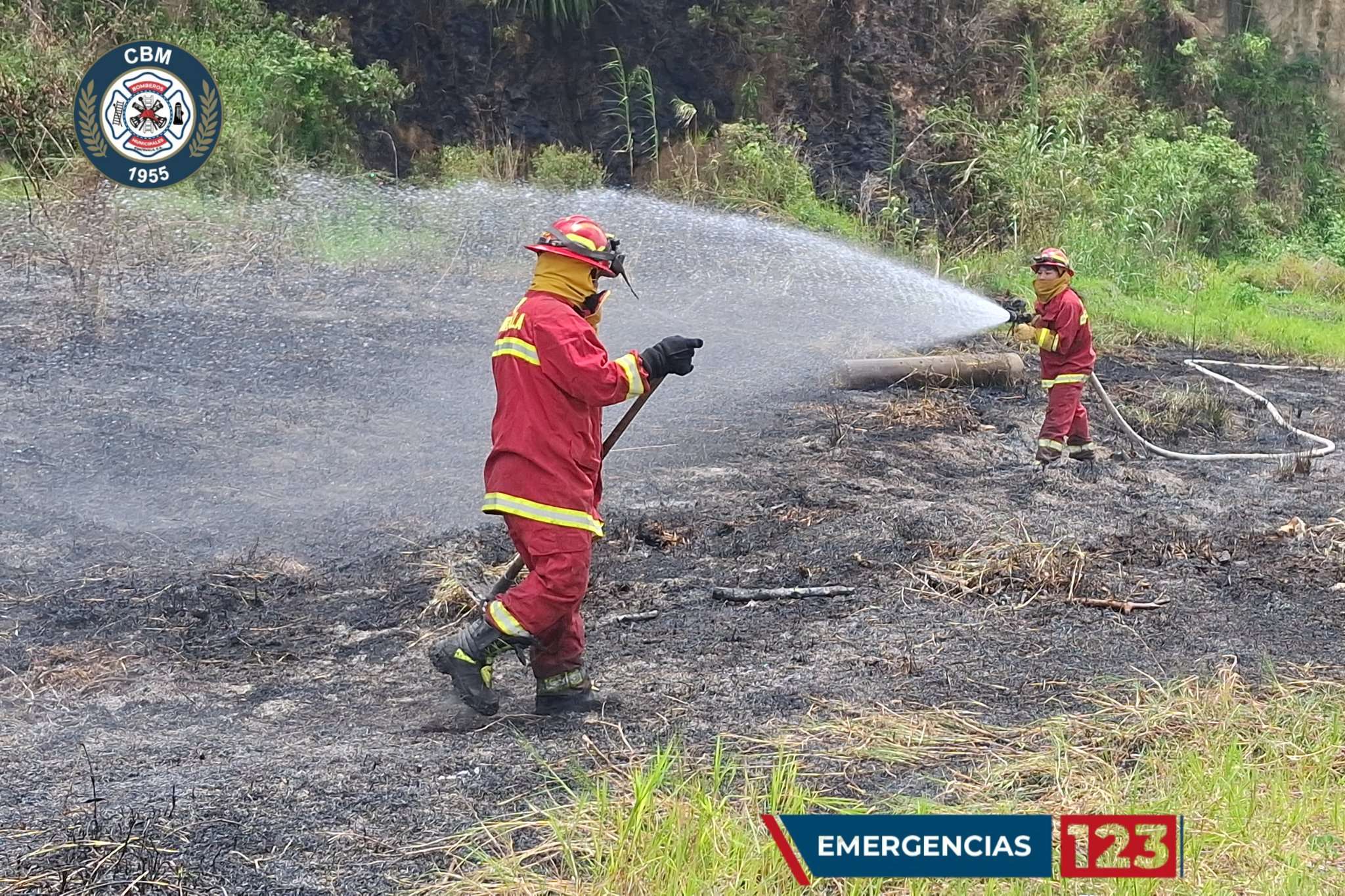 ¡50 metros en llamas! Lo que ocurrió a un costado de Residencial en zona 17