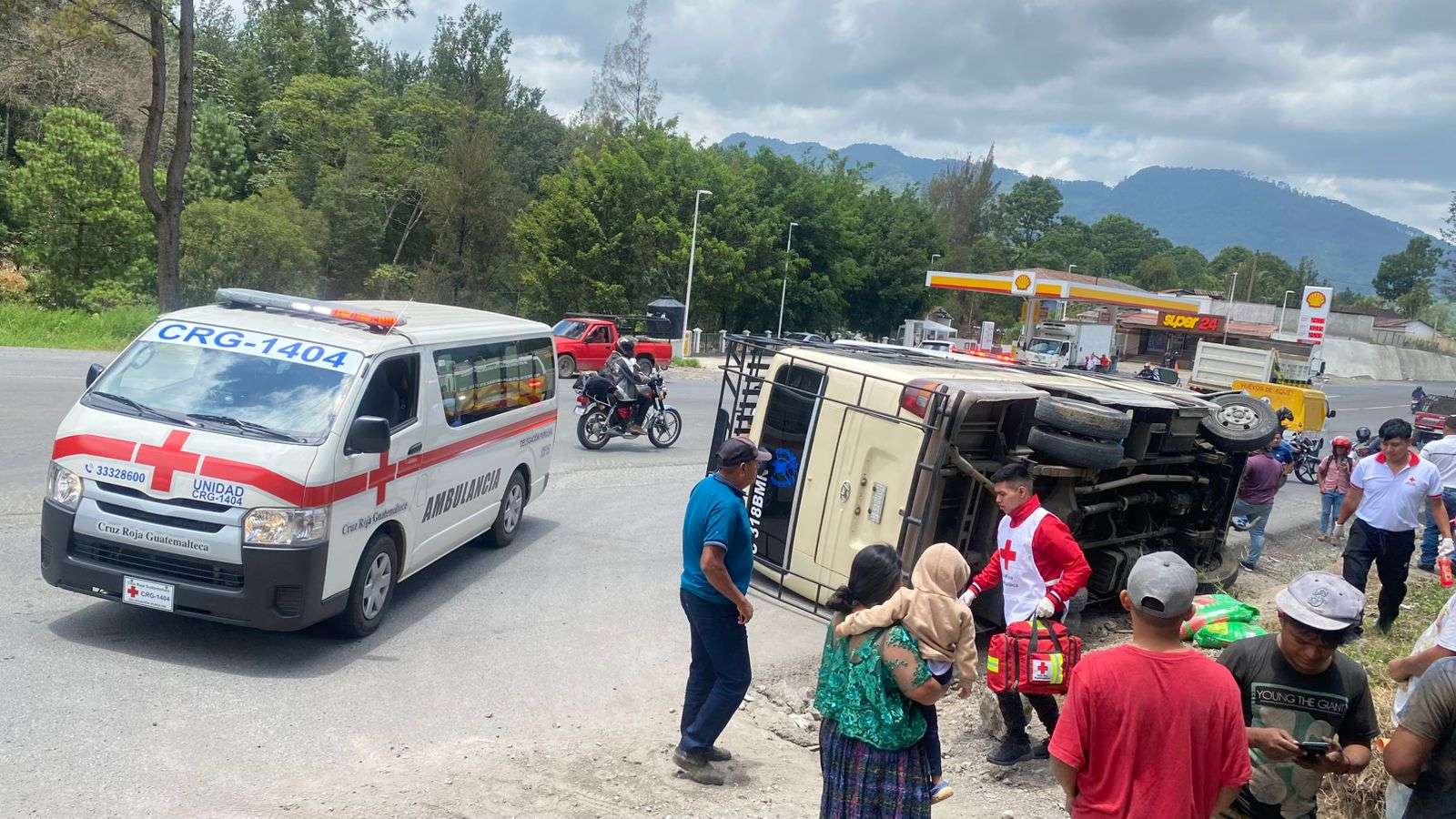 Vuelco de microbús en las Verapaces complica el tránsito