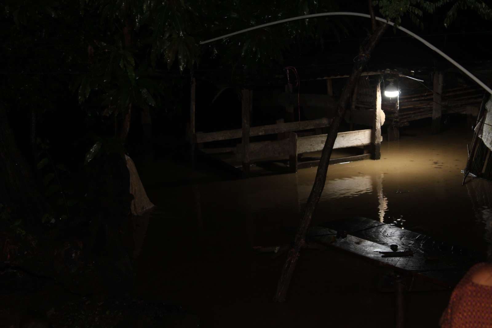 Río Cahabón se desborda e inunda varias viviendas