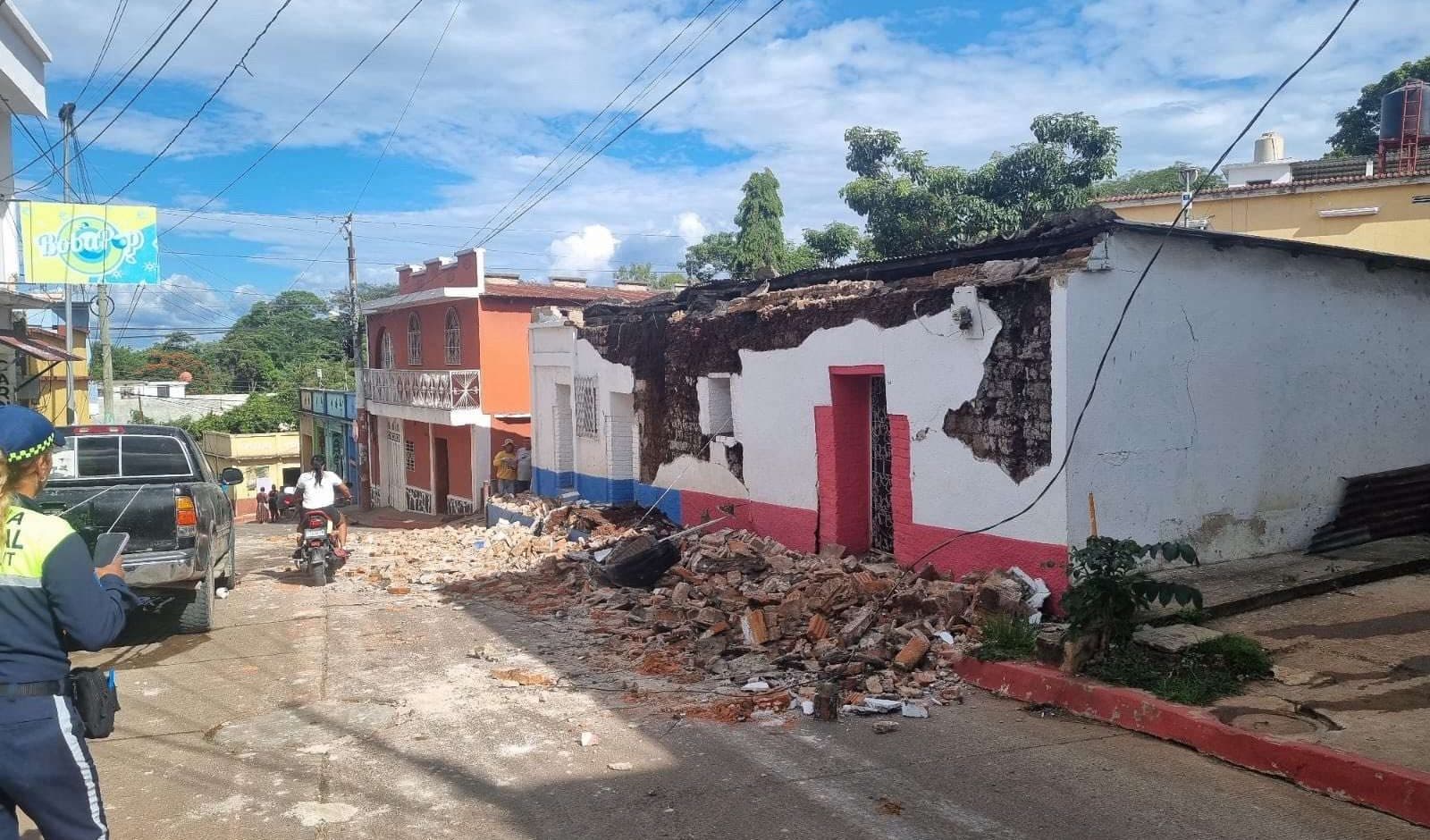 Bomberos trasladan a personas en Comapa tras serie de sismos este 29 de julio