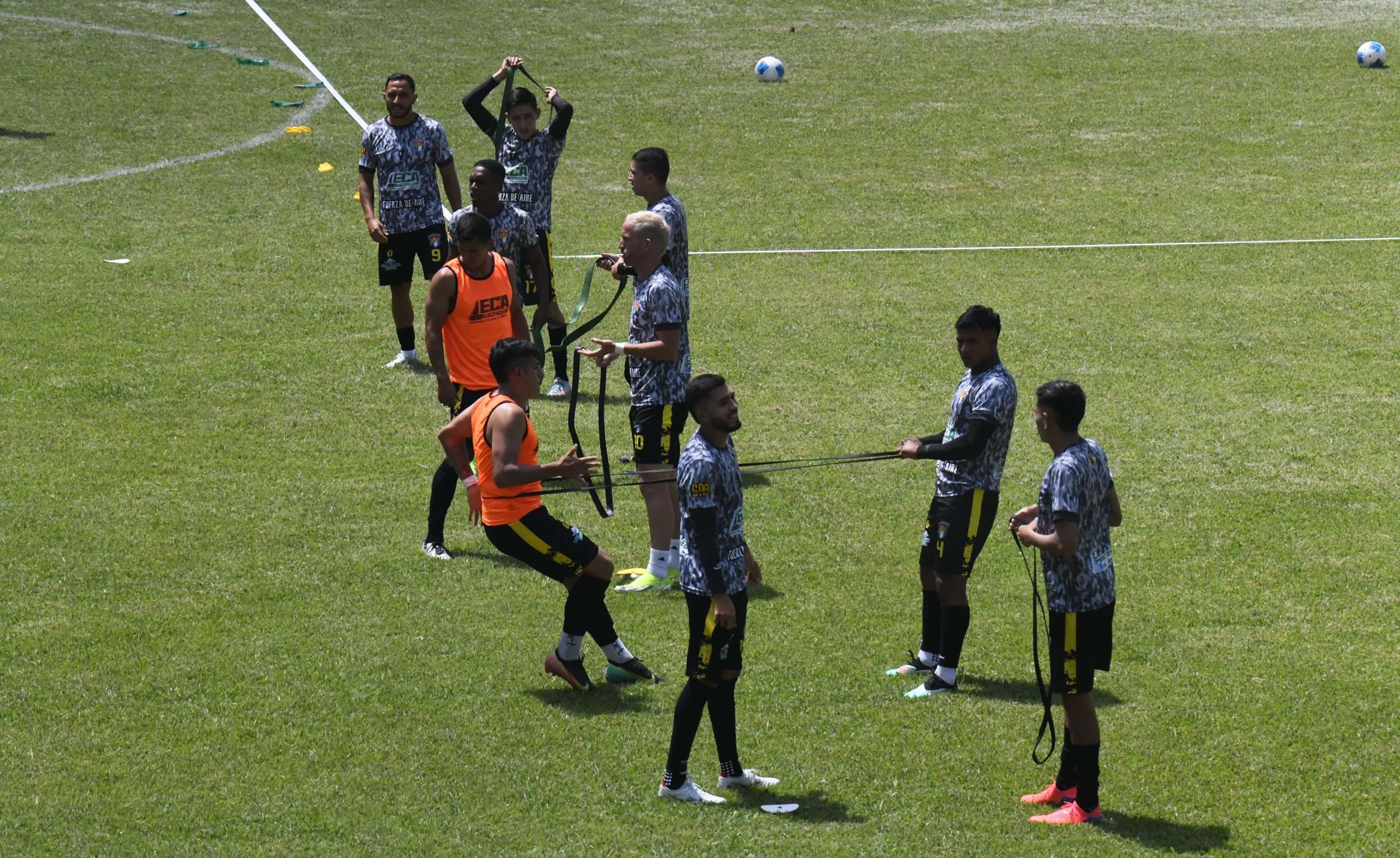 Nuevos rostros, la misma garra: el Aurora de 2005 frente a su alineación en 2025