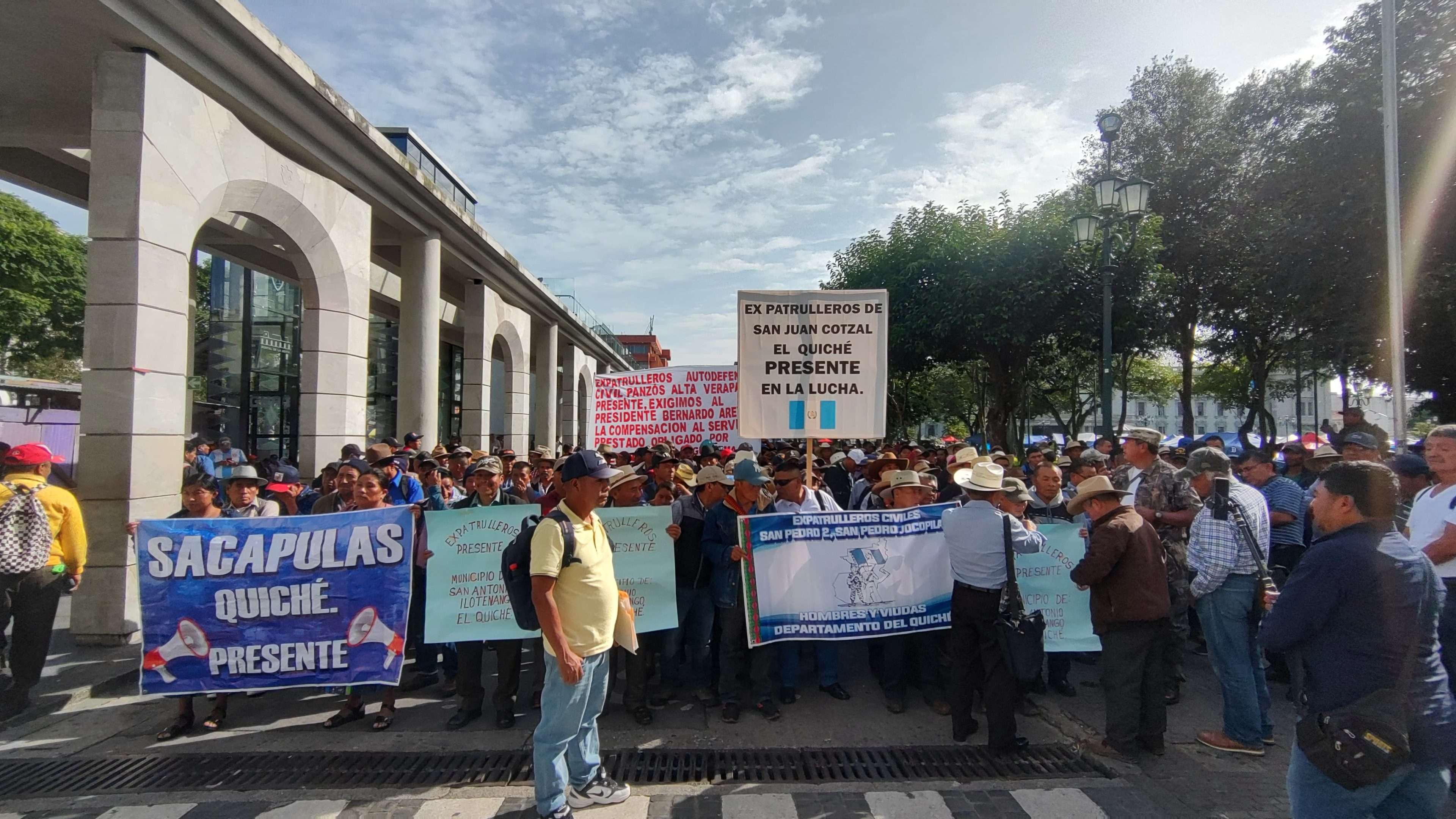 Expatrulleros se movilizan rumbo al Congreso ¿Qué solicitan a los diputados?