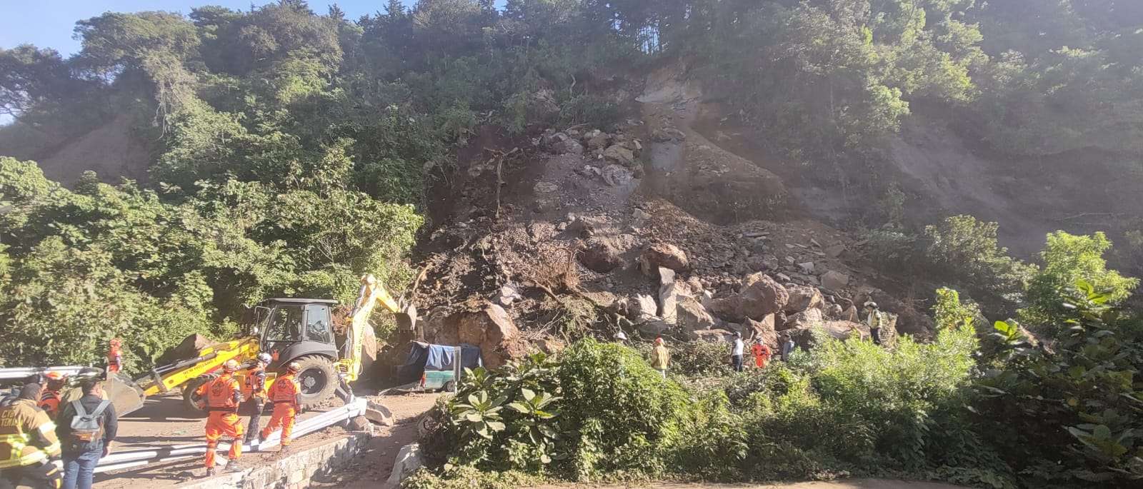 Derrumbe por temblores deja sin vida a padre e hijo ¡Continúan las labores de rescate!