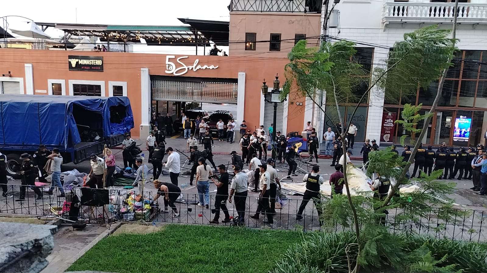 Desalojan a maestros que mantenían plantón en la Plaza de la Constitución