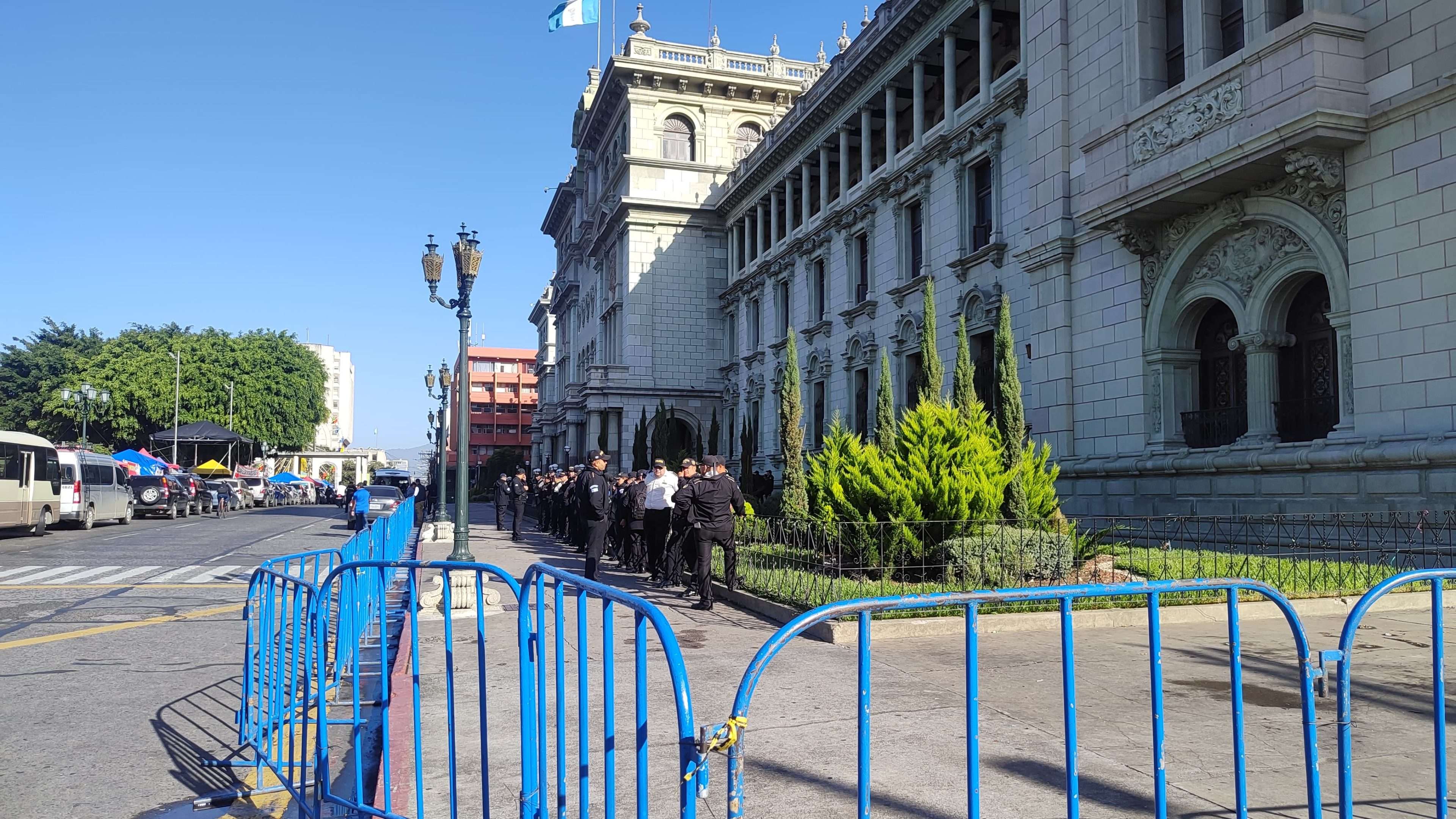 Maestros continúan plantón frente al Palacio Nacional pese a operativo de desalojo