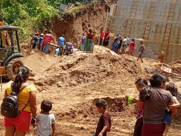 EN FOTOS | Trabajadores quedan soterrados en obra de construcción