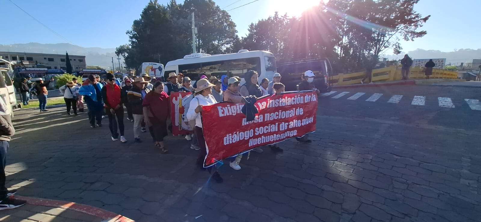 Maestros del STEG reinician caminata desde San Cristóbal Totonicapán