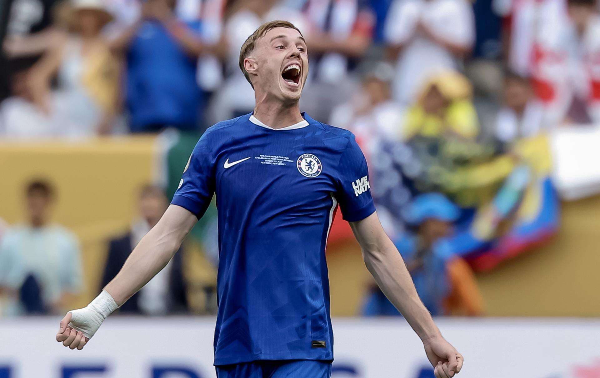 Cole Palmer, ese joven, talentoso y tímido centrocampista que tuvo que salir del Manchester City de Pep Guardiola en busca de minutos, se consagró este domingo como estrella internacional en la final del Mundial de Clubes que el Chelsea ganó 3-0 al todopoderoso Paris Saint-Germain (PSG). Tras un torneo en el que fue de menos a más, Palmer lideró a los de Enzo Maresca ante un MetLife Stadium (Nueva Jersey) atónito con el "futbolista de hielo", que convirtió un doblete espectacular y asistió a su compañero João Pedro en el tercer tanto de su equipo. Además, el oriundo de Manchester pero con raíces de San Cristóbal y Nieves fue galardonado con el premio a 'jugador del partido' en esta final en la que los hombres de Luis Enrique partían como claros favoritos. Palmer, 23 años, dejó una primera parte excelsa, pero también una notable segunda mitad, en la que comandó a los suyos con conducciones que dividían a la zaga parisina y generaban peligrosos espacios para el delantero João Pedro. A éste filtró un pase medido que no desaprovechó el brasileño cuando, en los veinte minutos anteriores, Palmer había acertado a poner en la base del palo derecho de Donnarumma dos tiros de precisa calidad. Los de Maresca consumaron un partido en pura clave PSG donde apretaron la salida de sus adversarios y salieron con mucho peligro al contraataque. En el encuentro se llegaron a escuchar "olés" para el Chelsea, el ambiente se crispó con entradas muy duras -y un final con tangana- y Palmer también sacó personalidad en ese ambiente de tensión. "Cold Palmer", como se le apoda popularmente entre los "blues" por su frío carácter, venía de hacer una segunda temporada de números espectaculares con los de Stamford Bridge, pero faltaba una actuación de este calado ante los ojos del gran público internacional. El '10' del Chelsea terminó el torneo con 3 goles y 2 asistencias -teniendo en cuenta el tanto que le hizo a Palmeiras y la asistencia ante Benfica- en un curso donde, además, firmó otros 15 tantos y 11 pases de gol en el resto de competiciones. Con la selección inglesa también es un asiduo y fue el hombre que empató el partido en la final de la última Eurocopa que les ganó España 2-1. Sin embargo, su carrera no ha sido fácil, y más allá de su indudable talento, ha sido criticado en más de una ocasión por falta de carisma o protagonismo en partidos importantes. Incluso tuvo que abandonar el Manchester City de Guardiola, club al que llegó con solo 6 años en los que fue ascendiendo por todos sus escalafones inferiores, por falta de minutos. Guardiola, que luego reconoció que quizás había sido "injusto" con él por no ponerlo y que éste le pidió durante dos temporadas abandonar el equipo, siempre alabó su técnica y calidad pero le dio poco protagonismo. En el esquema de Maresca, Palmer ha expresado que se siente con "mayor libertad" pero que a la vez se siente "comprometido con el colectivo" y parece que ha encontrado en João Pedro un socio de lujo con mucha movilidad en ataque para el futuro próximo del Chelsea.