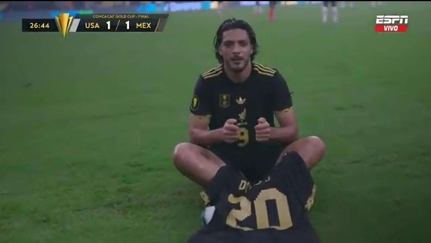 EN VIDEO | Raúl Jiménez rinde homenaje a Diogo Jota en la final de la Copa Oro