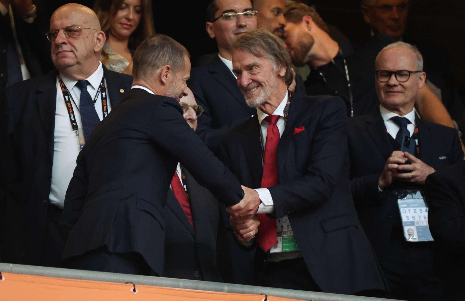 Fotografía de Luis Tejido, en la que puede verse en una imagen de archivo del 21 de mayo de 2025 al propietario del Manchester United Jim Ratcliffe (2d). EFE