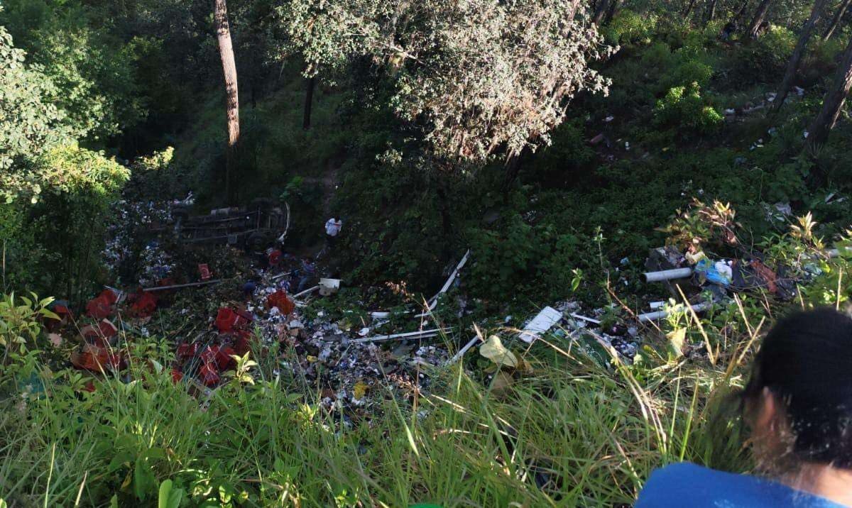 ¿Exceso de carga? Rescatan con vida a tripulantes de camión que cayó 40 metros