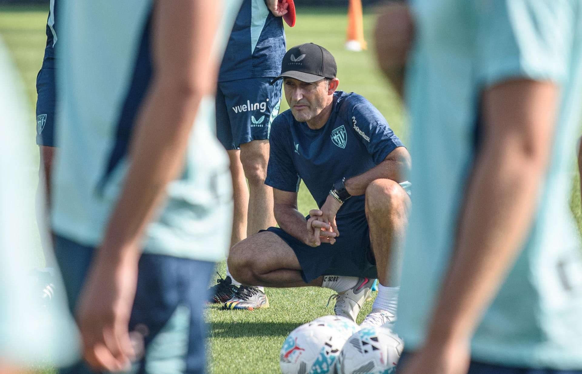 El entrenador del Athletic Club de Bilbao, Ernesto Valverde, durante el entrenamiento del pasado lunes en Lezama en preparación del duelo contra el Sevilla. EFE/Javier Zorrilla