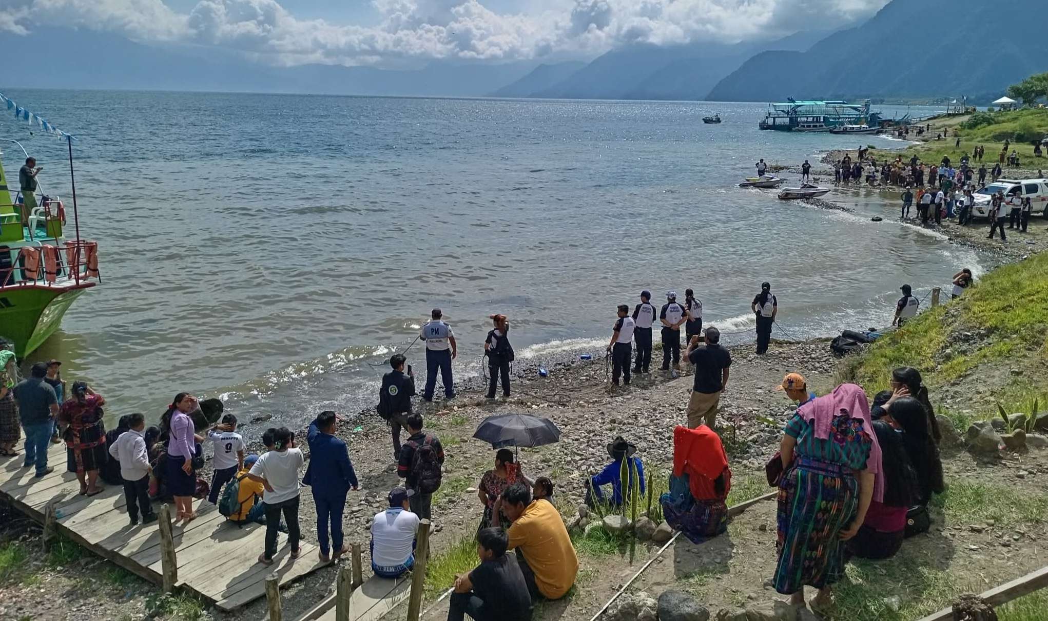 Insólito accidente en Panajachel: vehículo cae al lago de Atitlán y moviliza a Hombres Rana