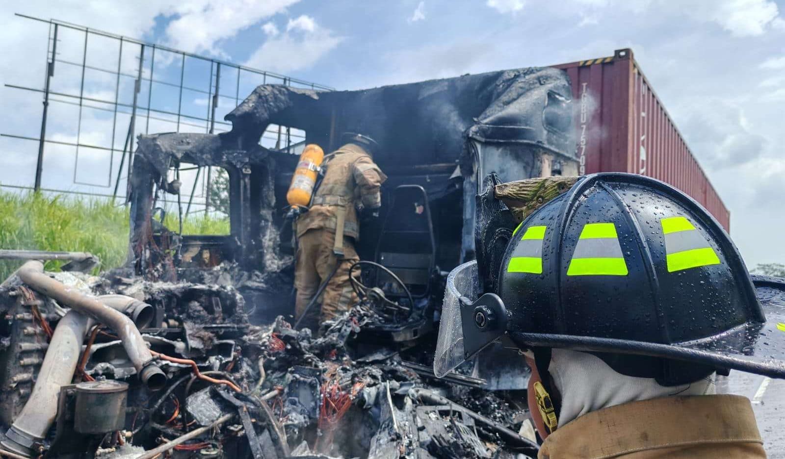 Incendio en cabina de tráiler provoca interrupción del tránsito