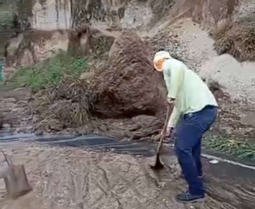 Derrumbe complica tránsito en el bulevar San Cristóbal