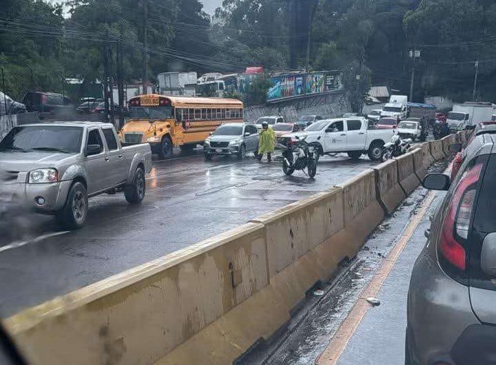 Picop del Gobierno se involucra en choque con automóvil en la subida de Villalobos