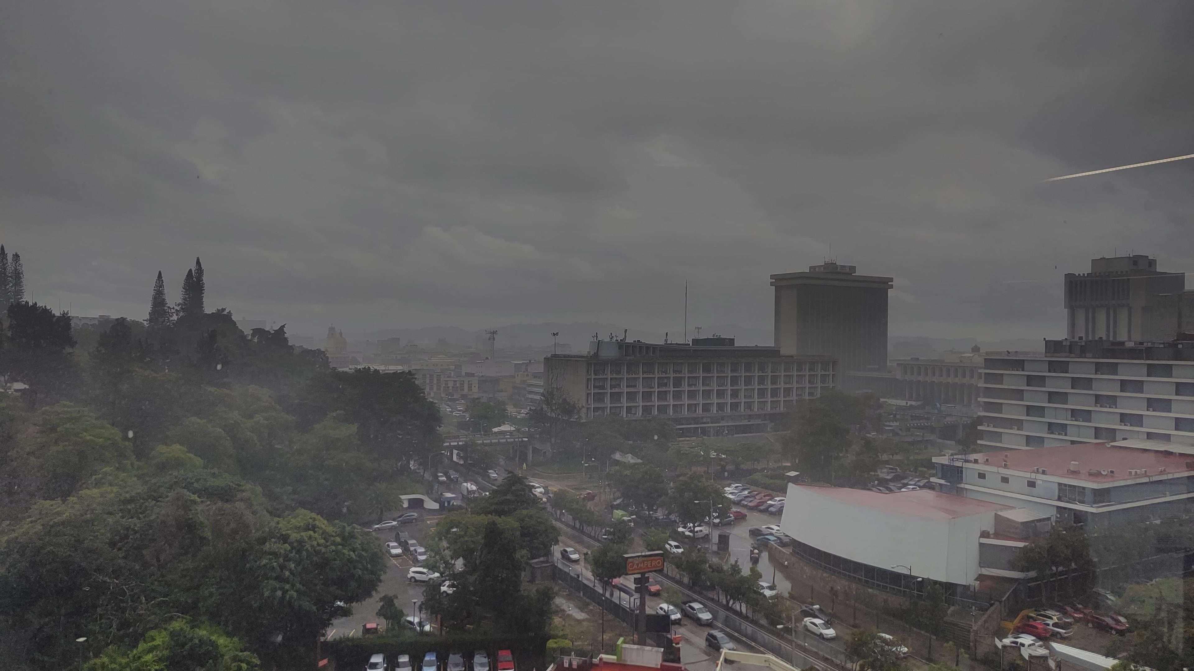 Lluvia intensa sorprende al Centro Cívico: ¿Qué zonas se encuentran afectadas?