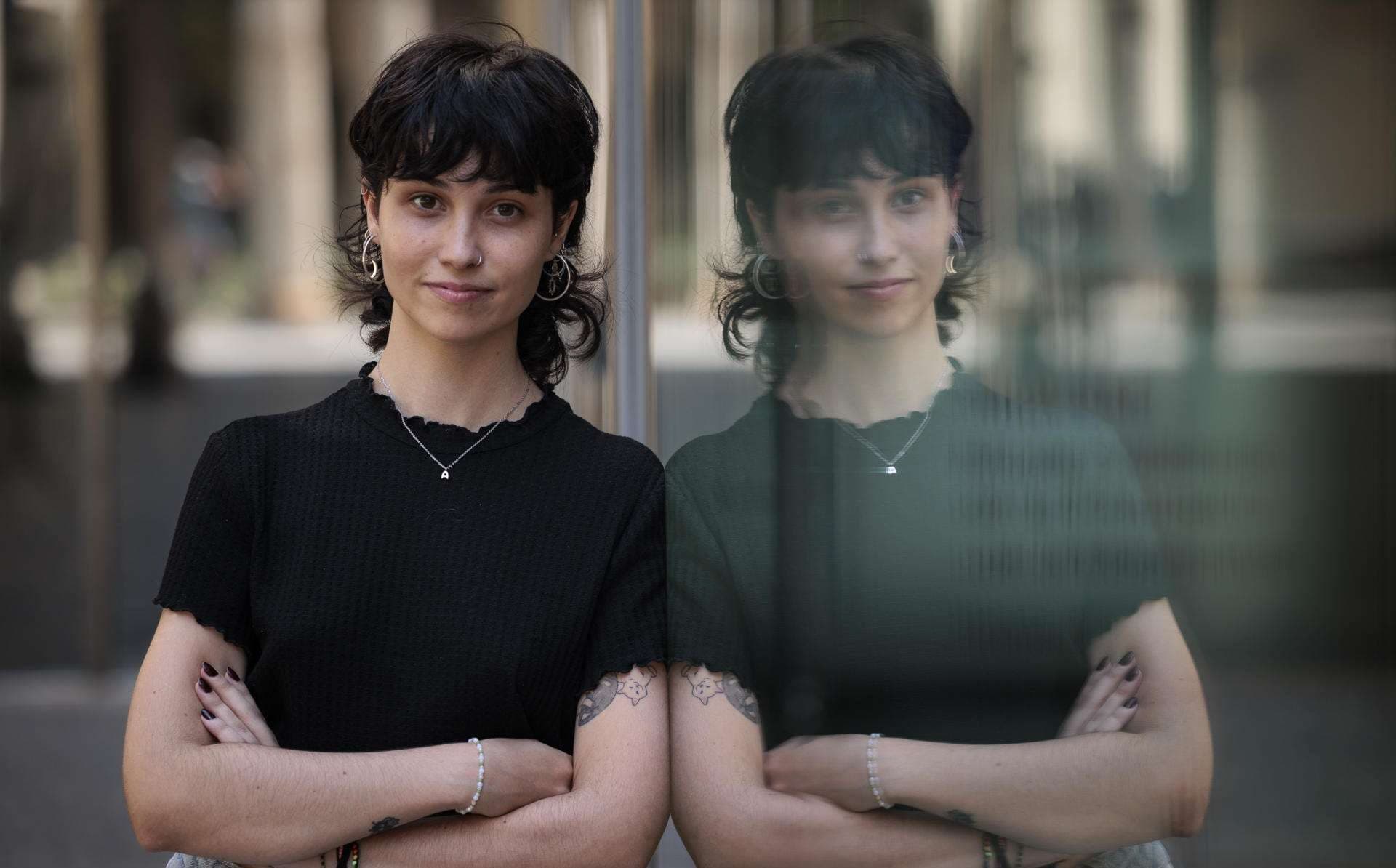 Un grupo de estudiantes de la Universitat de València (UV), formado por Irene Postigo (en la imagen), Clara Ballester y Marta Román, han ideado "AtréveteXNoche", un proyecto para concienciar y promover espacios de ocio seguros a través de una experiencia virtual inmersiva que permite sentir, ver y escuchar la situación de acoso que muchas mujeres experimentan. EFE/Biel Aliño