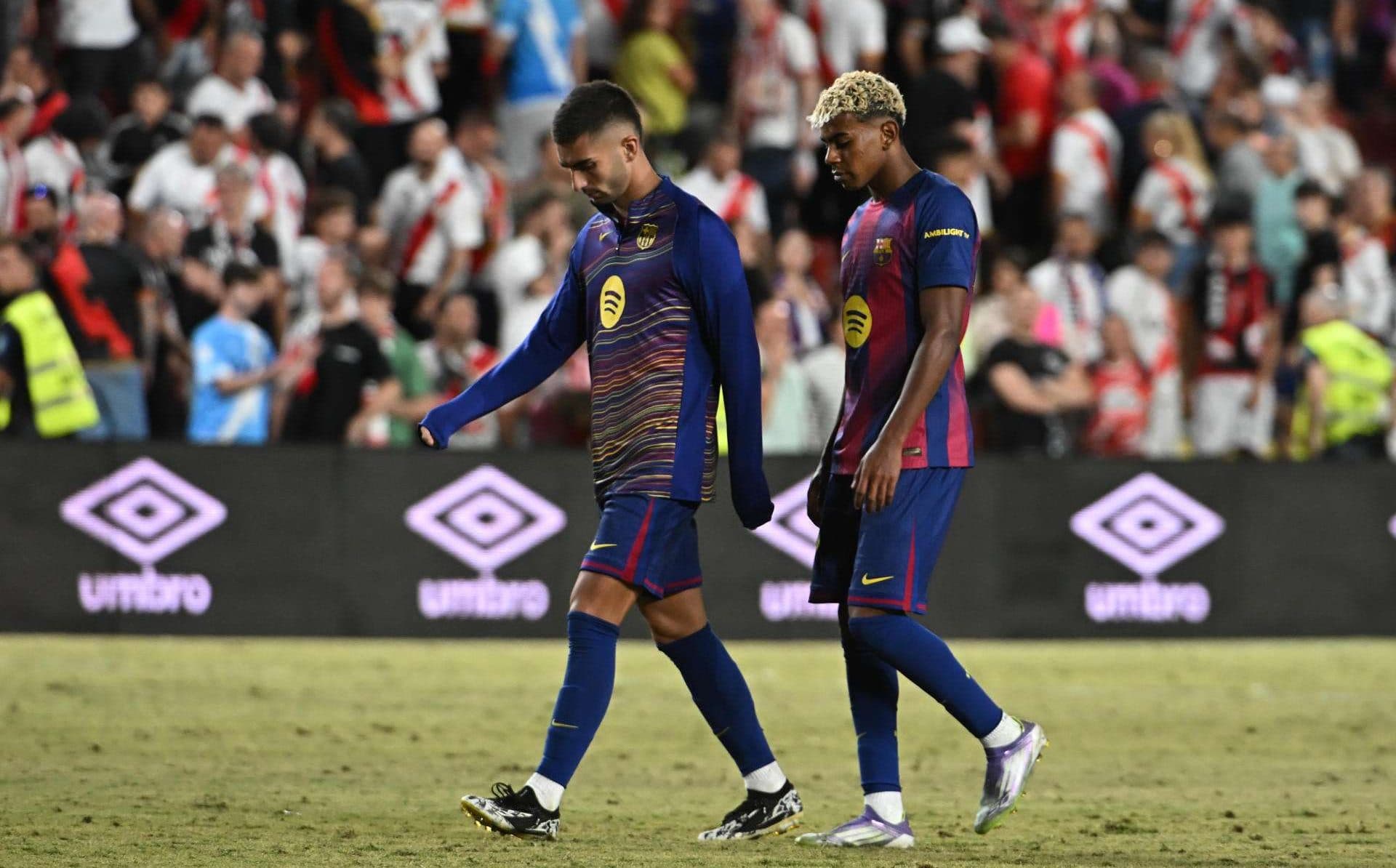 Los jugadores del FC Barcelona Lamine Yamal (d) y Ferrán Torres tras el partido de la tercera jornada de LaLiga entre el Rayo Vallecano y el FC Barcelona, este domingo en el estadio de Vallecas. EFE/FERNANDO VILLAR