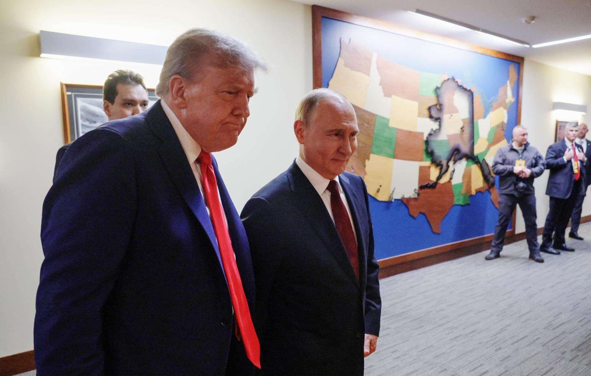 El presidente ruso, Vladímir Putin (c) y su homólogo estadounidense, Donald Trump (2i), tras su reunión este viernes, 15 de agosto, en la Base Conjunta Elmendorf-Richardson, en Anchorage (Alaska, EE.UU.). EFE/Gavriil Grigorov/Sputnik/Kremlin/Pool