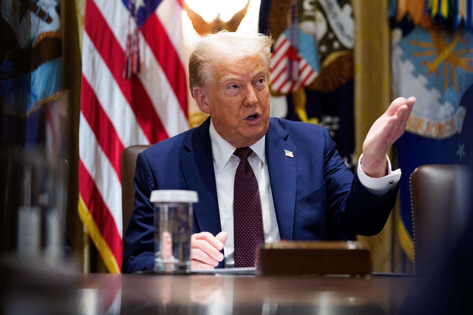 Trump plantea enviar cheques de "rembolso arancelario" a ciudadanos de EE.UU.