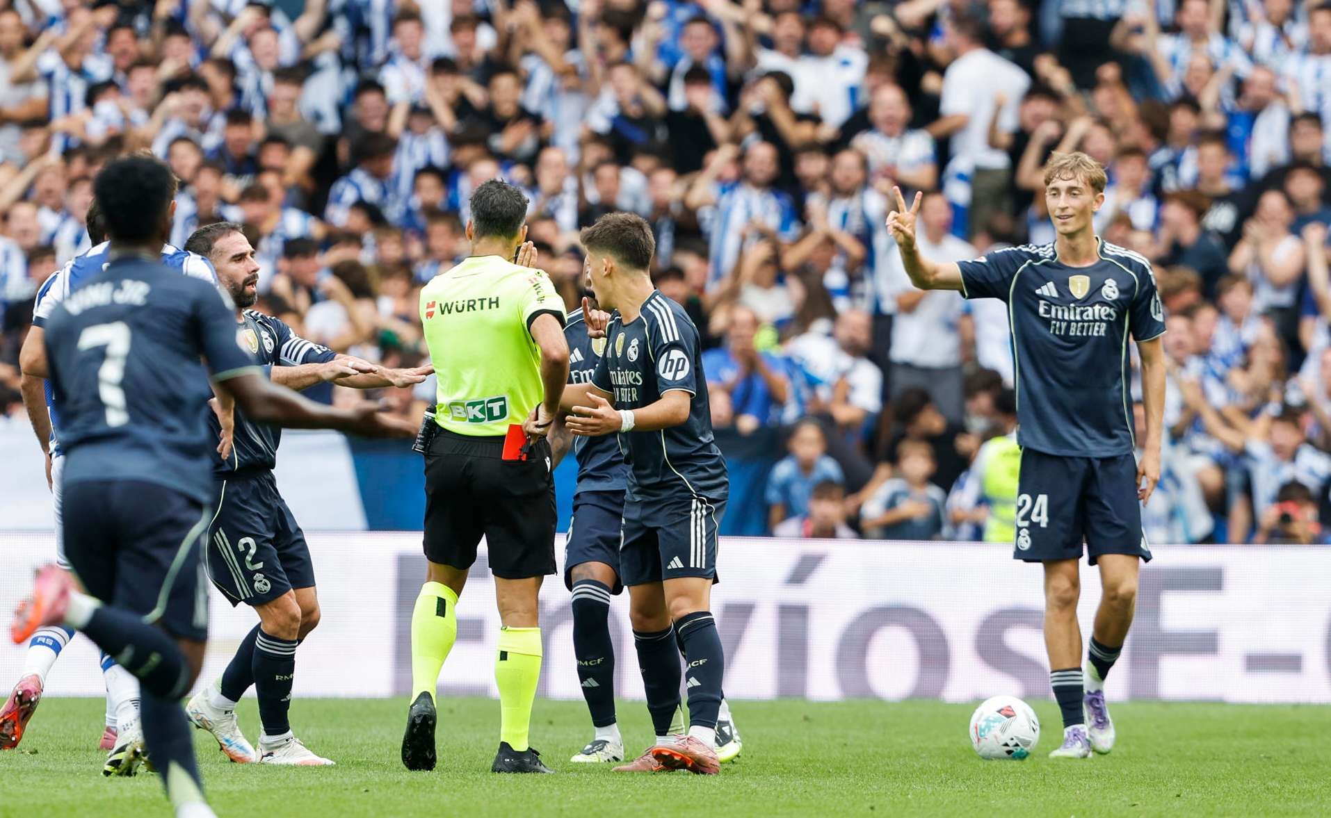 Real Madrid muestra su malestar con el arbitraje comparando expulsiones con el Barcelona