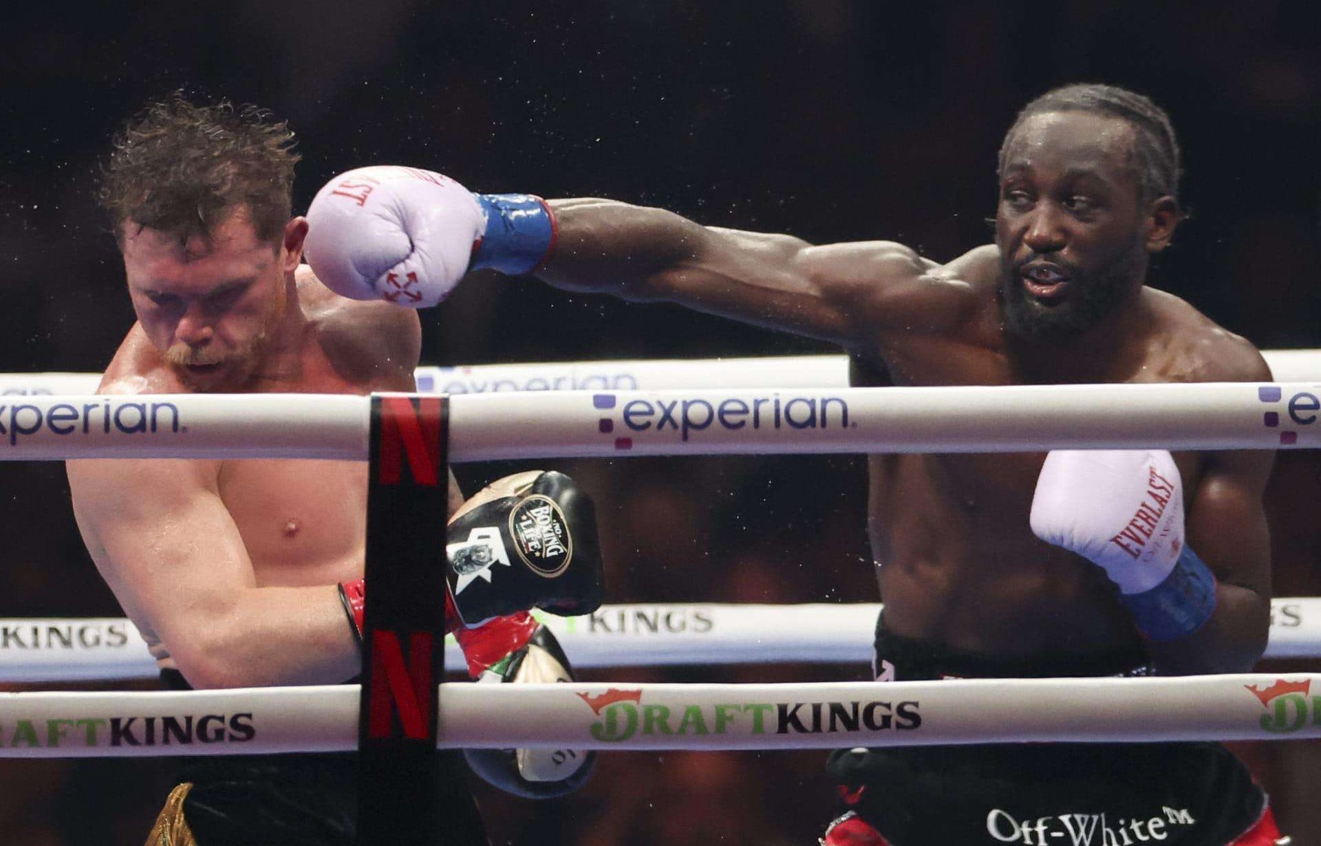 El mexicano Saúl "Canelo" Álvarez (i) y el estadounidense Terence Crawford (d) se enfrentan en el Allegiant Stadium en Las Vegas, EE. UU. EFE/ Octavio Guzman