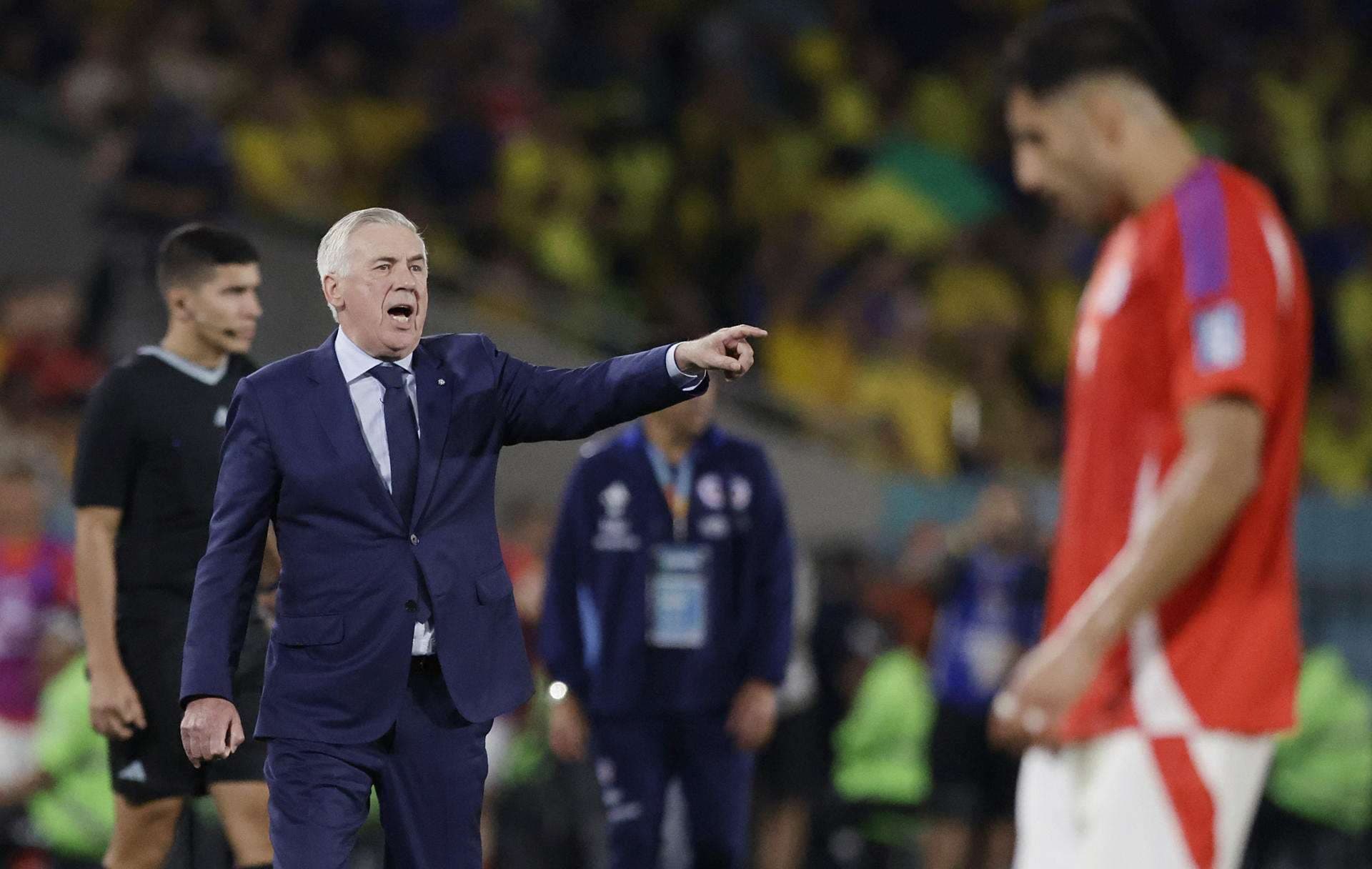 El seleccionador de Brasil, Carlo Ancelotti, da indicaciones en un partido por las eliminatorias a la Copa Mundial 2026 entre Brasil y Chile en el estadio Maracaná en Río de Janeiro (Brasil). EFE/ Andre Coelho