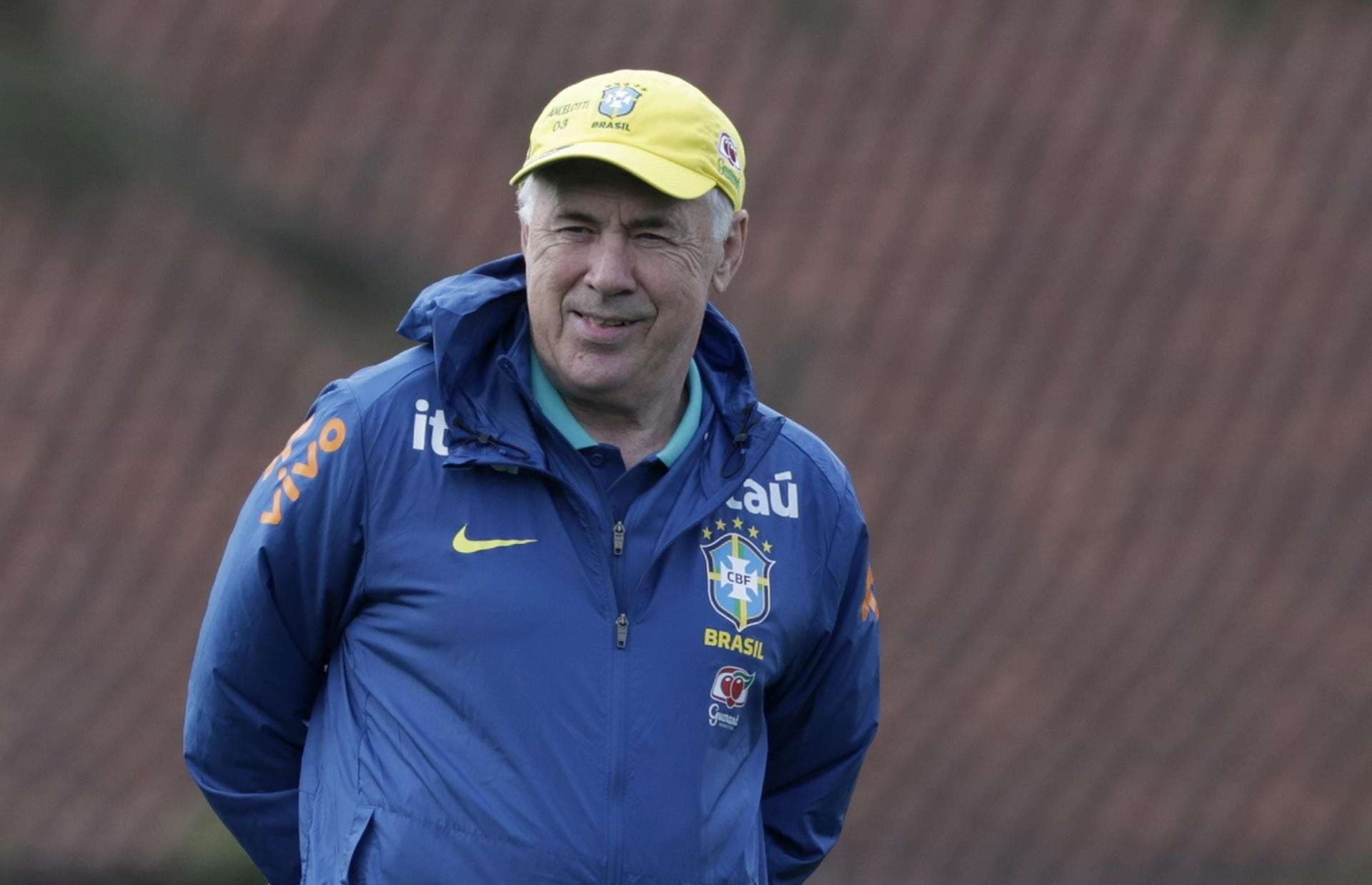 El entrenador de la selección brasileña de fútbol Carlo Ancelotti, participa durante un entrenamiento en Granja Comary, en la ciudad de Teresópolis, región montañosa de Río de Janeiro (Brasil). EFE/André Coelho