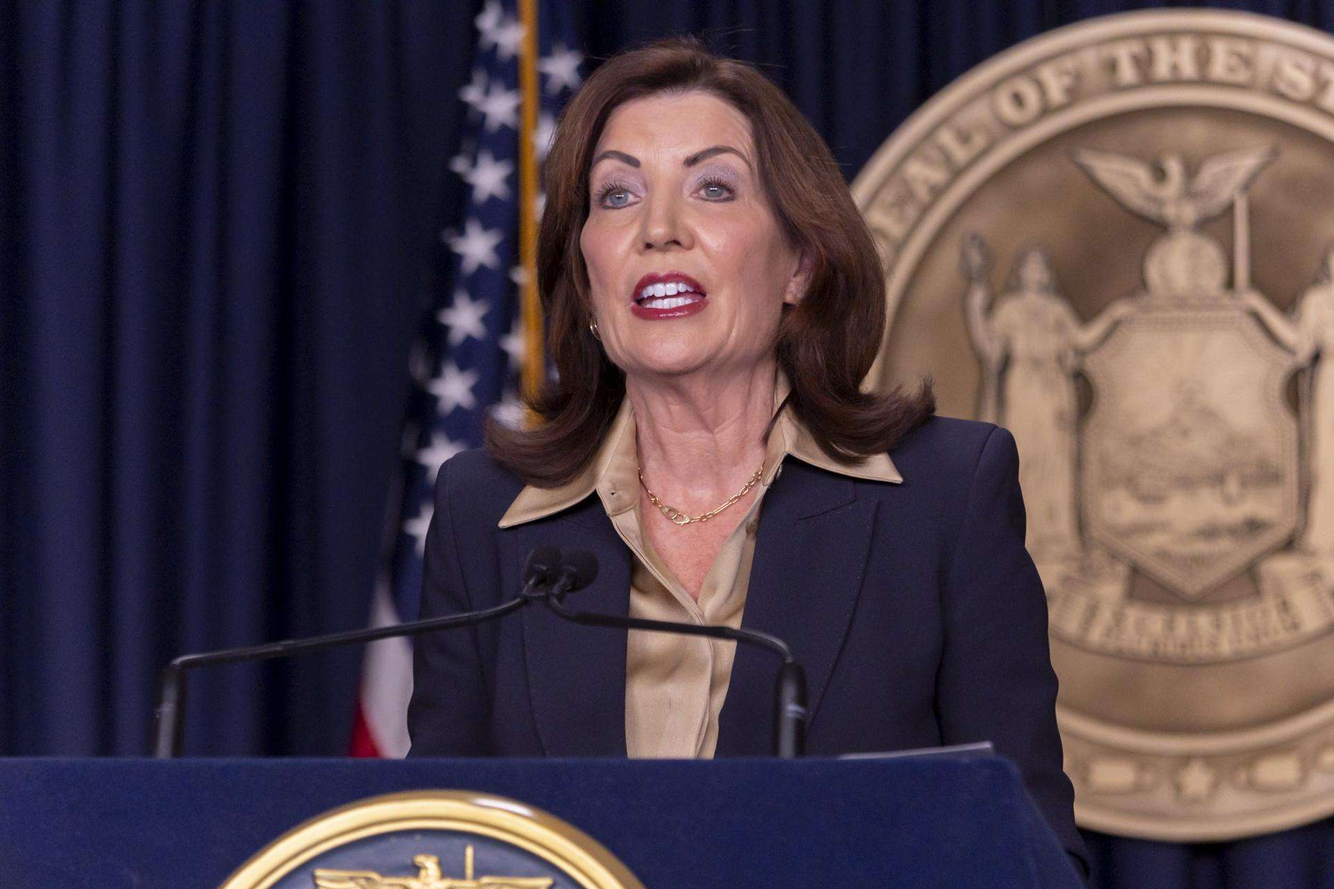 La gobernadora del estado de Nueva York, Kathy Hochul, acusó este martes al Gobierno de Donald Trump de recortar los fondos para contraterrorismo en un 86 % por motivos políticos y denunció, junto a otros estados, que esa desfinanciación está vinculada a su cooperación con la agenda de inmigración.