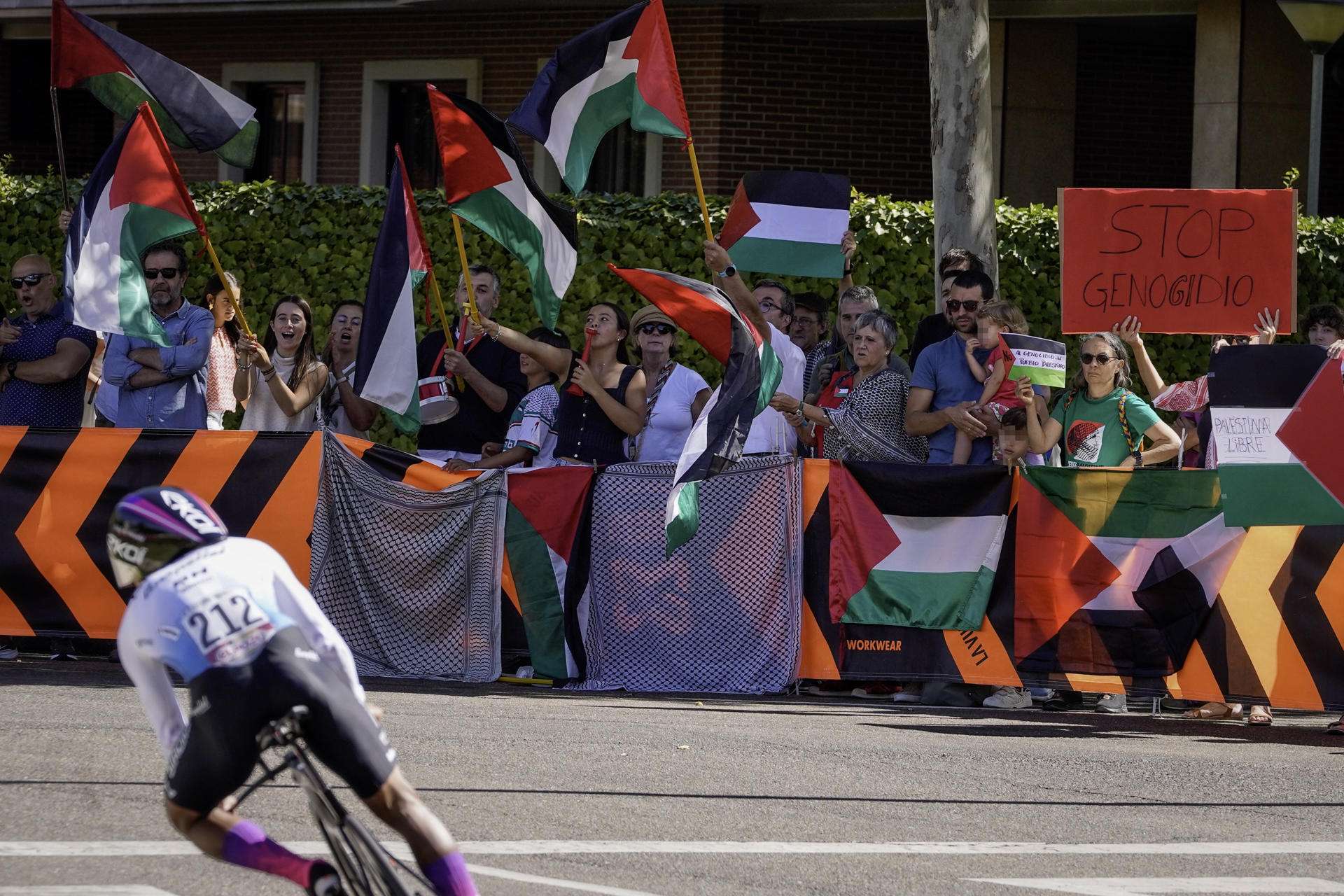 Grupos de personas protestan en apoyo a Palestina durante la 18º etapa de la Vuelta Ciclista a España, una contrarreloj individual de 12,2 km con salida y llegada en Valladolid, este jueves. La etapa se desarrolla entre grandes medidas de seguridad ante las protestas por la presencia de un equipo israelí, el Israel Premier Tech. EFE/ Nacho Gallego