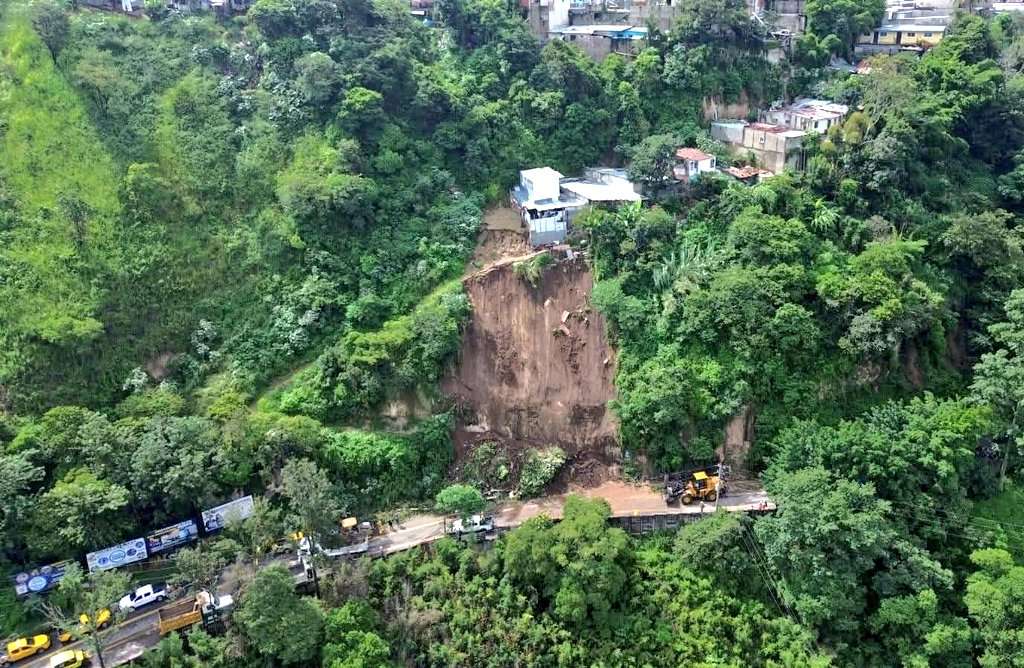 ¡Transporte detenido y peatones obligados a caminar! Paso por Hincapié sigue inhabilitado tras derrumbes