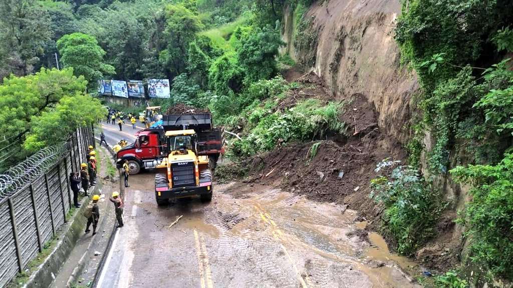 ¡Transporte detenido y peatones obligados a caminar! Paso por Hincapié sigue inhabilitado tras derrumbes