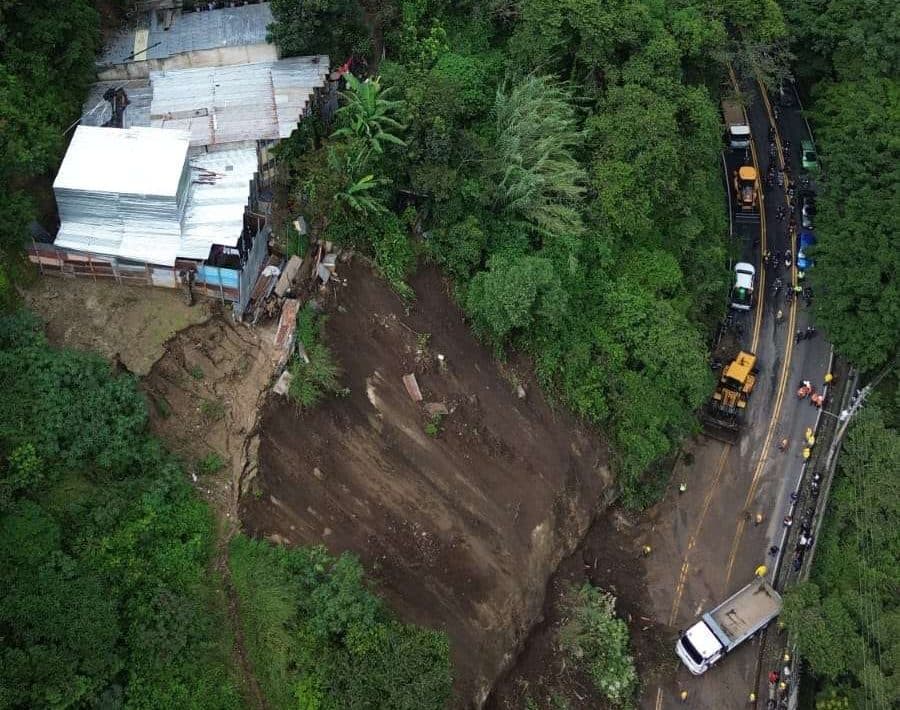 ¡Casas al borde del abismo! Deslave en Boca del Monte pone en riesgo a familias