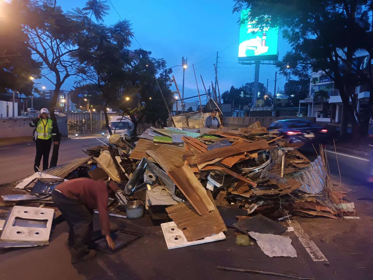 ¿Atrapado en el tráfico? Vuelco de camión con chatarra afecta la movilidad en varias zonas