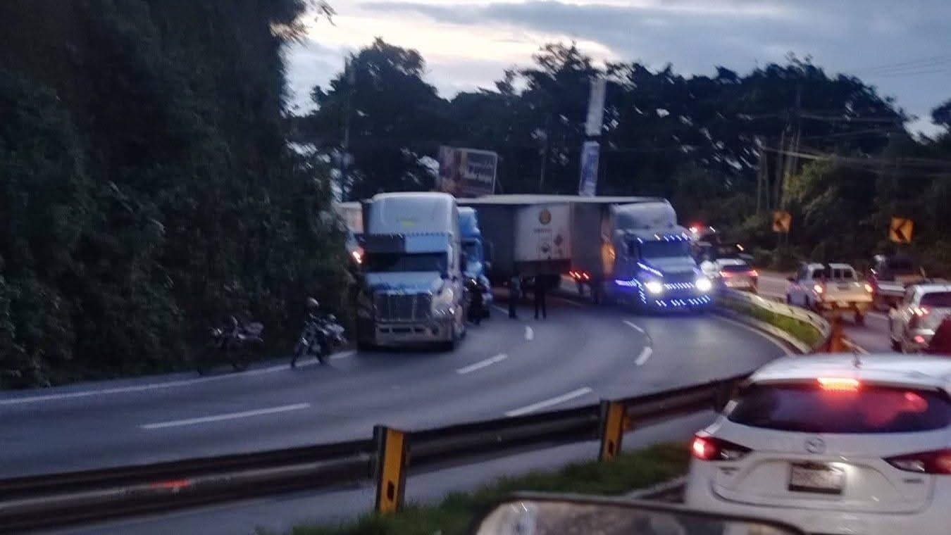 Accidente de camiones dificulta el tránsito en dirección a San Lucas