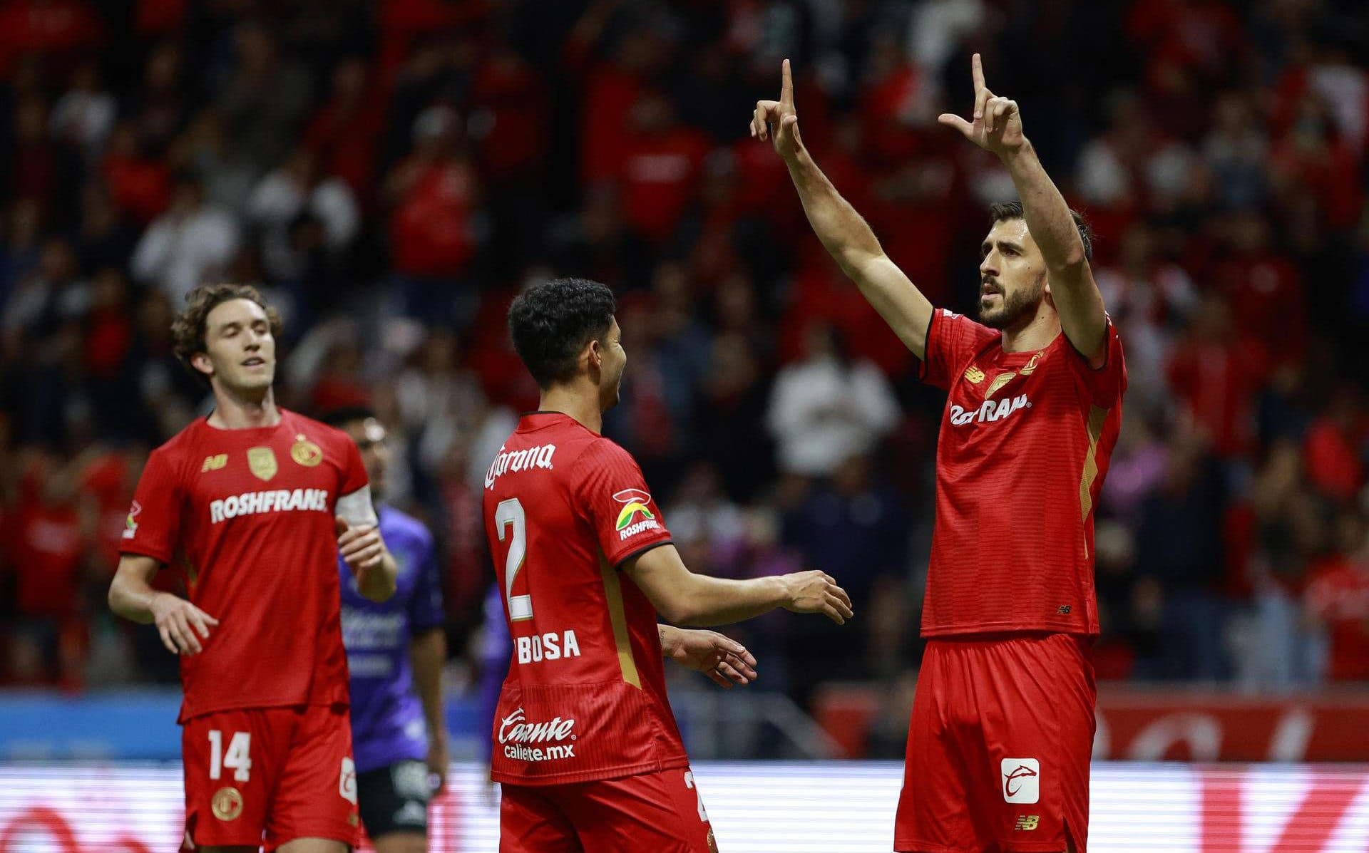 Diego Barbosa (c) y Joao Dias (d) del Toluca celebran un gol este sábado en un partido de la jornada 11 de la Liga MX frente a Mazatlán en el estadio Nemesio Diez. EFE/ Felipe Gutiérrez