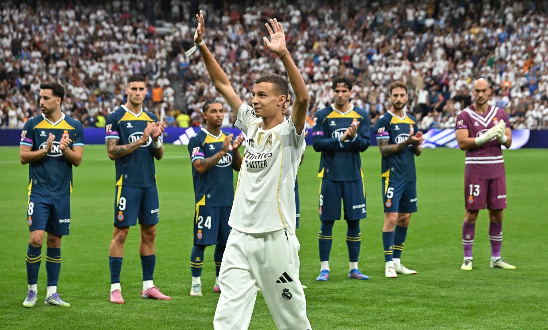 EN VIDEO | Joven que perdió a su familia en terremoto hace el saque de honor en el Bernabéu