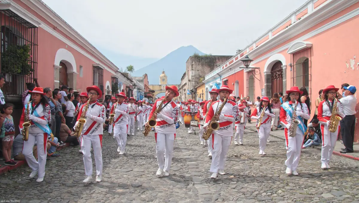 Antigua Guatemala celebra 204 años de independencia con desfiles, antorchas y música