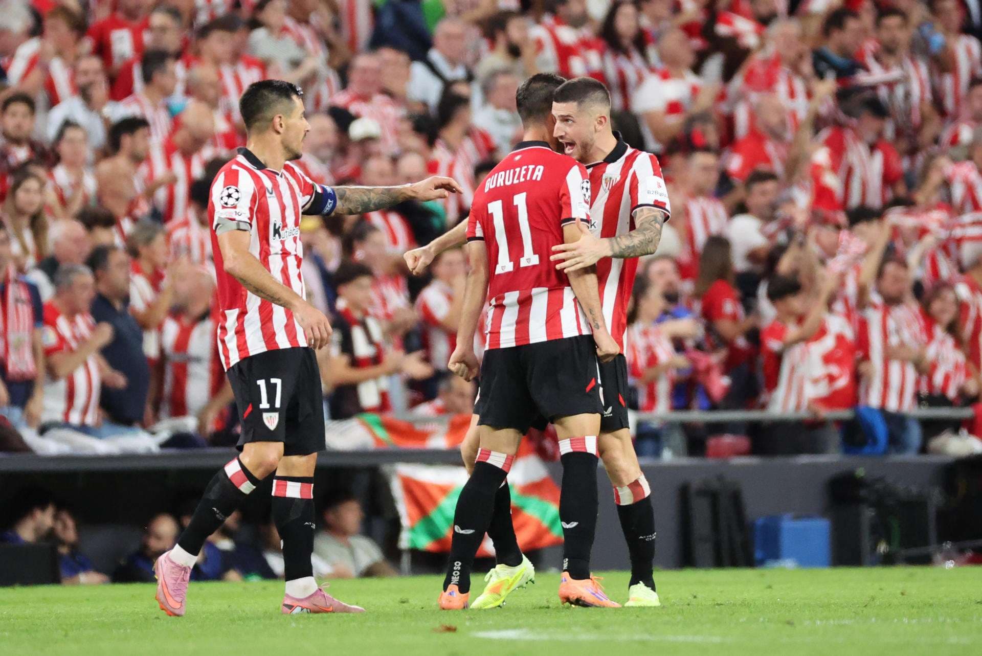 El delantero del Athletic Club Gorka Guruzeta (d) celebra tras anotar un gol durante el partido de Liga de Campeones entre el Athletic Club y el FK Qarabag, este miércoles en el estadio San Mamés. EFE/ Luis Tejido