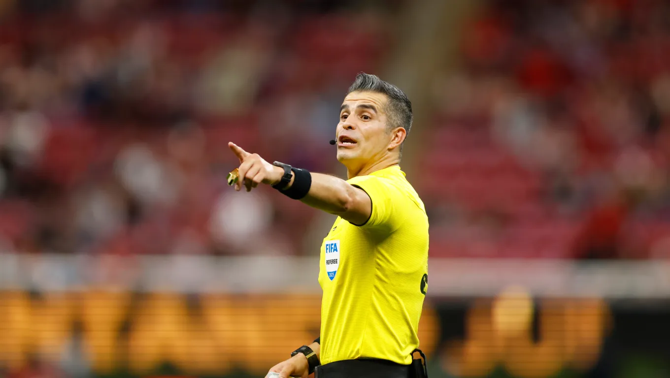 Guatemala enfrenta a Surinam bajo la mirada de Fernando Hernández, árbitro que genera debate