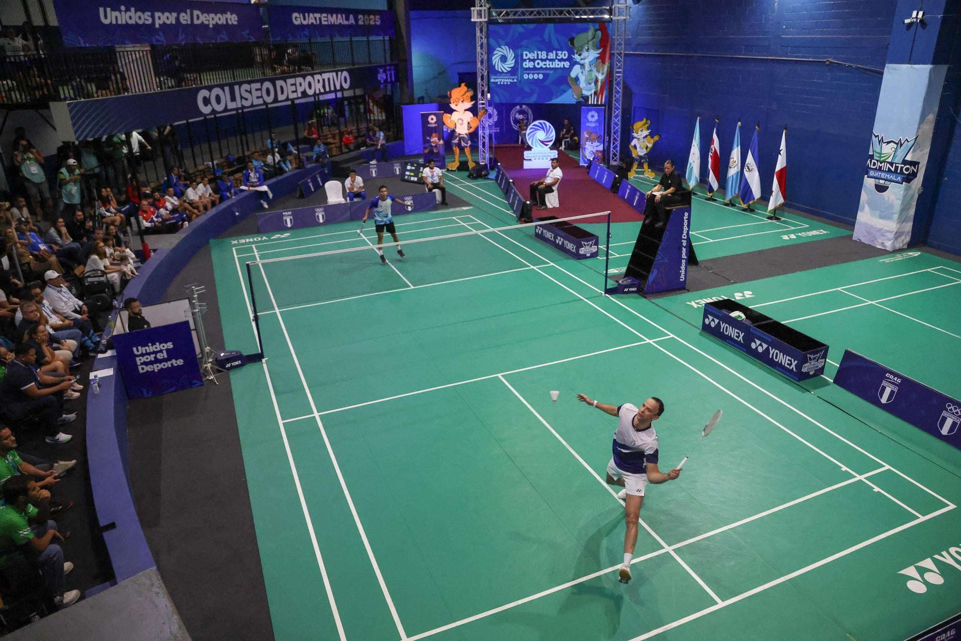 Kevin Cordón (abajo) de Guatemala compite contra Uriel Canjura de El Salvador, en la final de bádminton individual masculino este domingo, durante los Juegos Centroamericanos 2025. EFE/ Mariano Macz