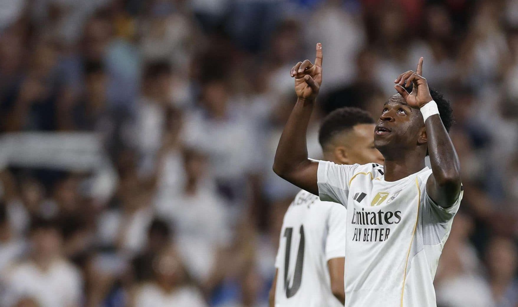 El delantero del Real Madrid Vinicius Jr celebra su segundo gol contra el Villarreal, durante el partido de la jornada 8 de LaLiga EA Sports que Real Madrid y Villarreal disputaron en el estadio Santiago Bernabéu.- EFE/ Javier Lizón