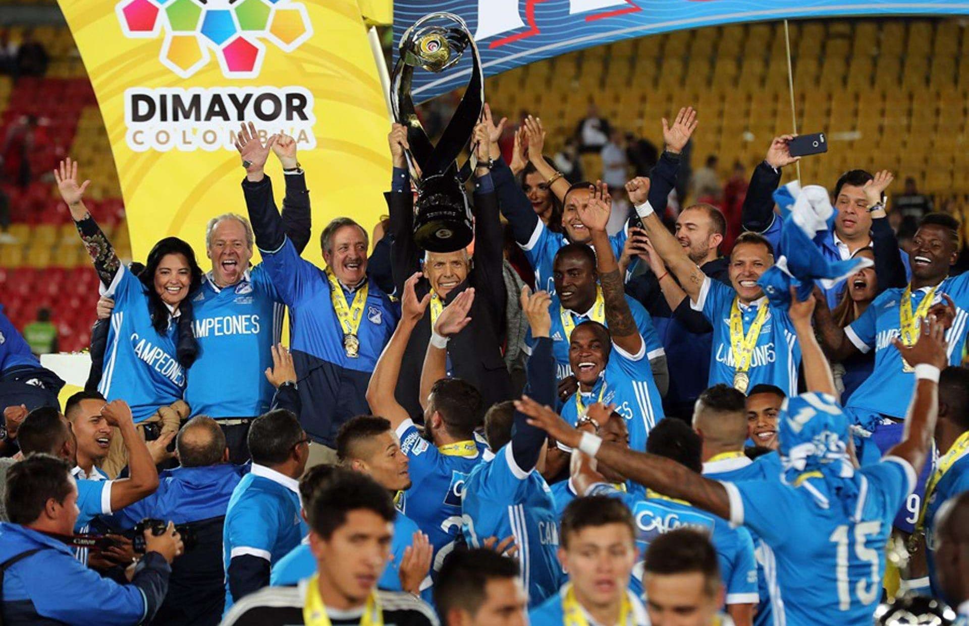 Imagen de archivo de el en ese entonces el director técnico de Millonarios Miguel Ángel Russo (c). EFE/MAURICIO DUEÑAS CASTAÑEDA