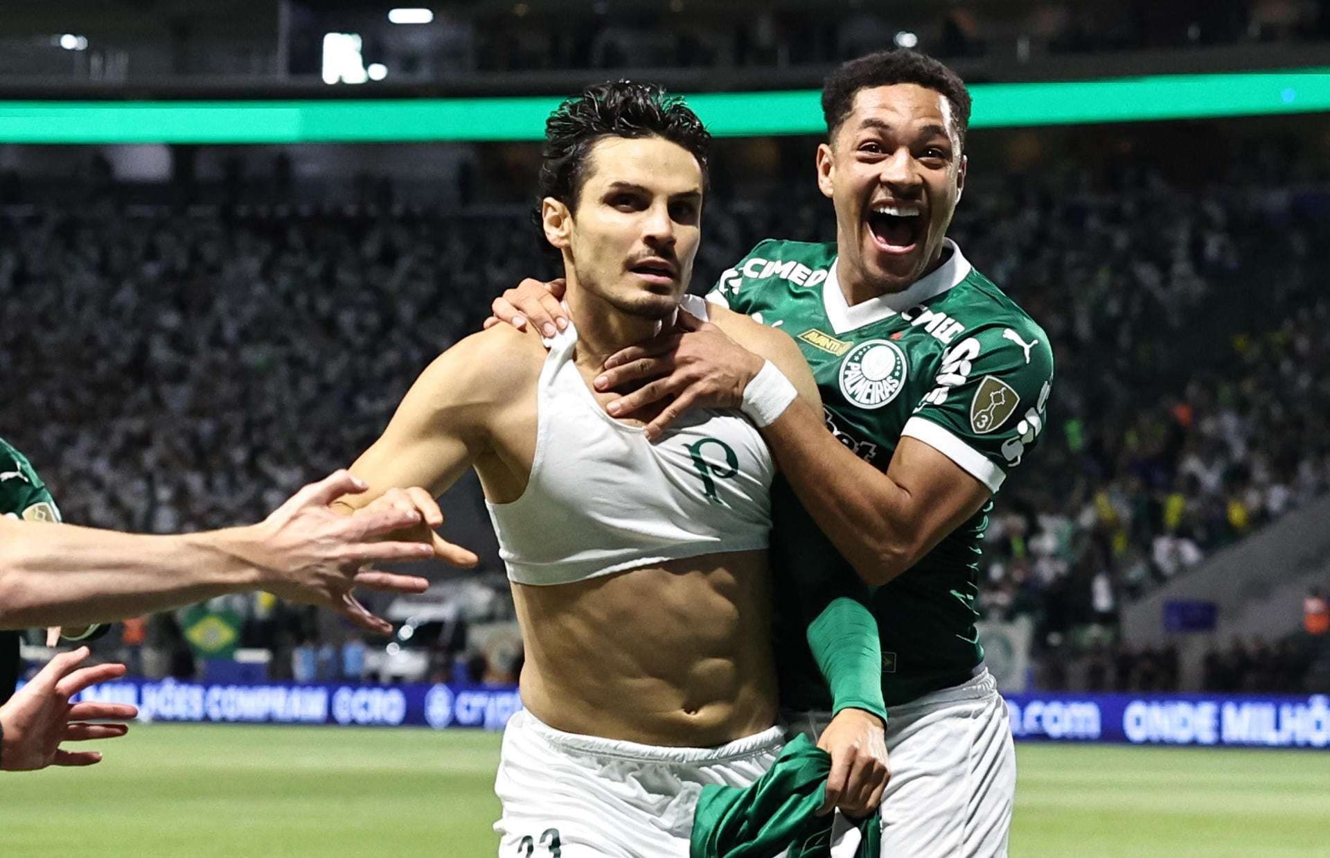 Raphael Veiga (i) y Vitor Roque, de Palmeiras, celebran un gol en el partido de vuelta por la semifinal de la Copa Libertadores ante Liga de Quito en el estadio Allianz Parque, en Sao Paulo (Brasil). EFE/Isaac Fontana