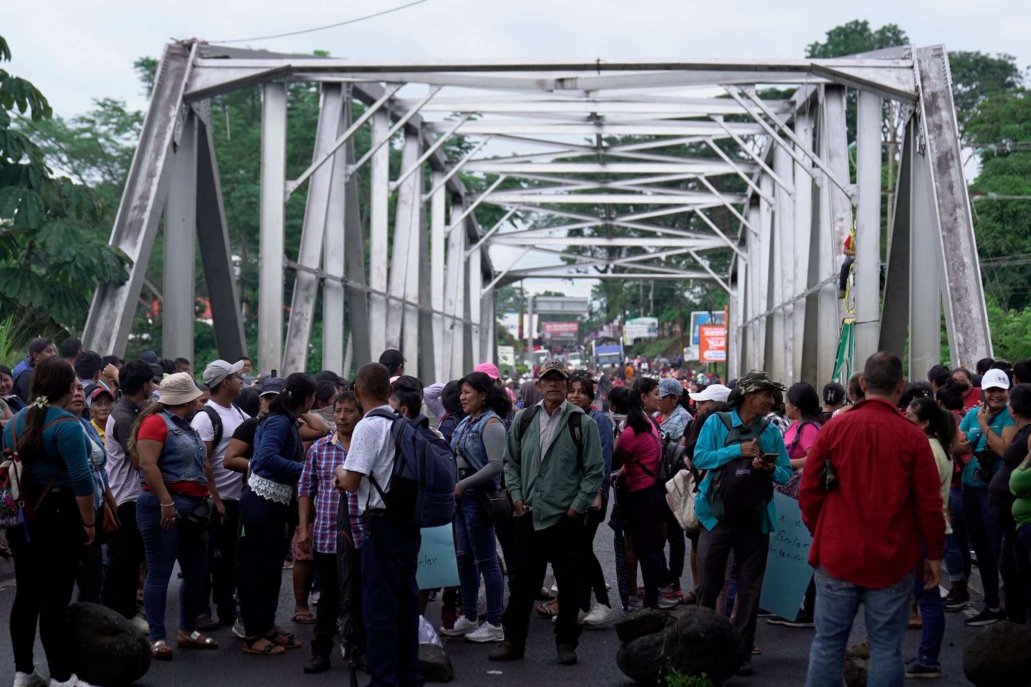 ¡Bloqueo y reclamos! Padres toman el puente Castillo Armas por medida que afecta alimentación escolar