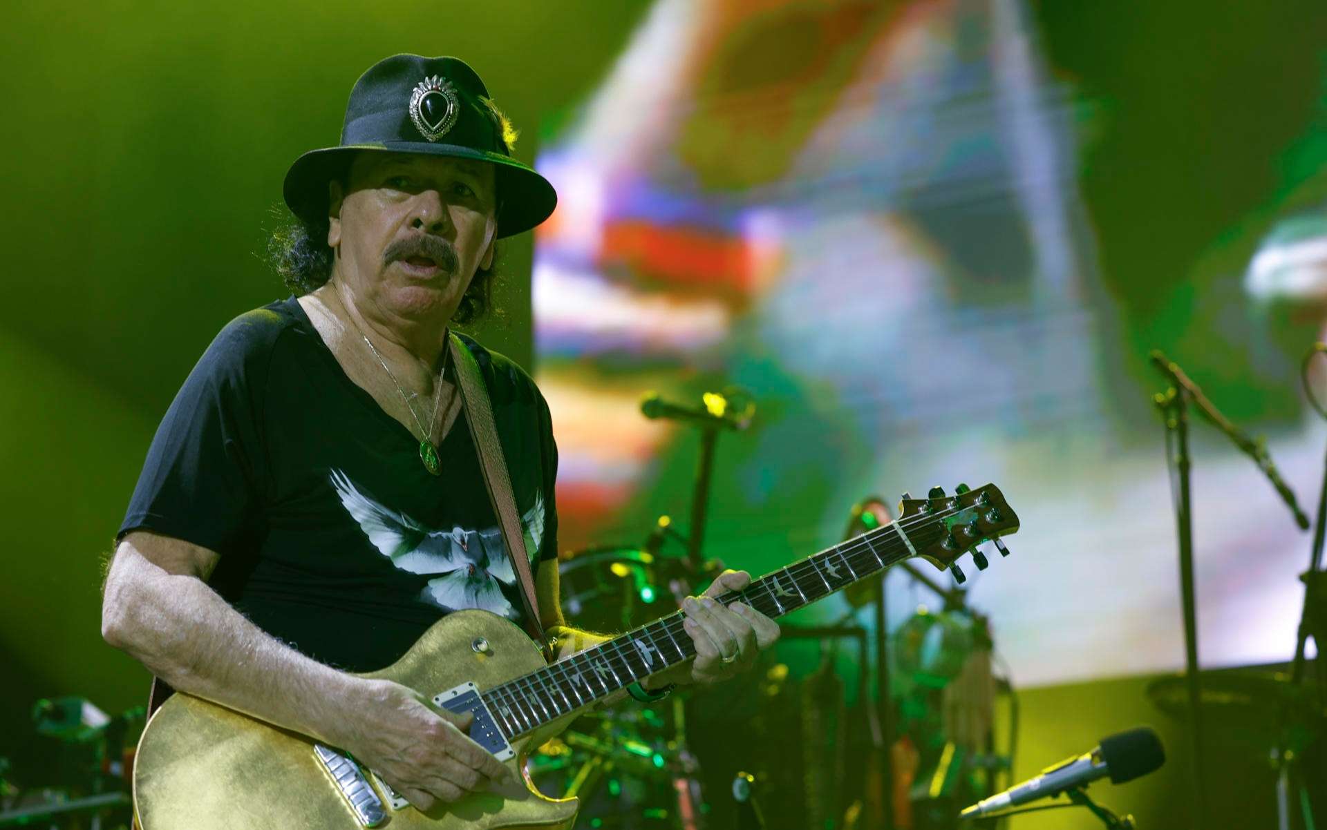 Santana desmiente críticas y aplaude que Bad Bunny cante en el SuperBowl