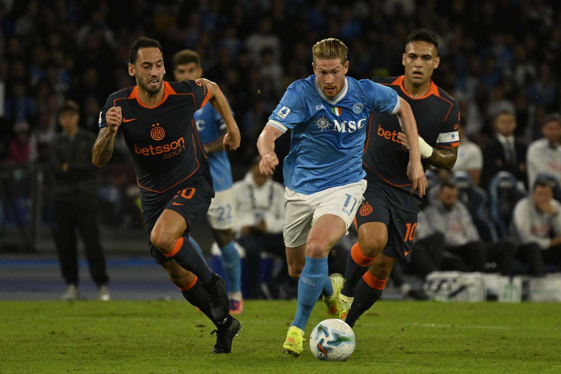 El jugador del Nápoles Kevin De Bruyne (d) en acción durante el partido de la Serie A sque han jugado SSC Napoli e Inter FC en Nápoles, Italia. EFE/EPA/CIRO FUSCO