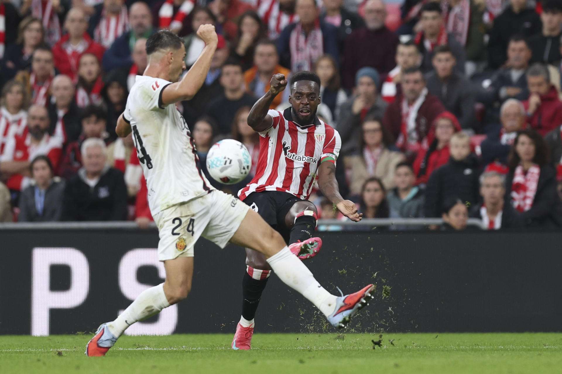 El delantero del Athletic Club Iñaki Williams, y el defensa del Mallorca Martin Valjent, durante el partido de la jornada 8 de LaLiga EA Sports entre el Athletic Club y el Mallorca, en el estadio de San Mamés en Bilbao.-EFE/ Luis Tejido