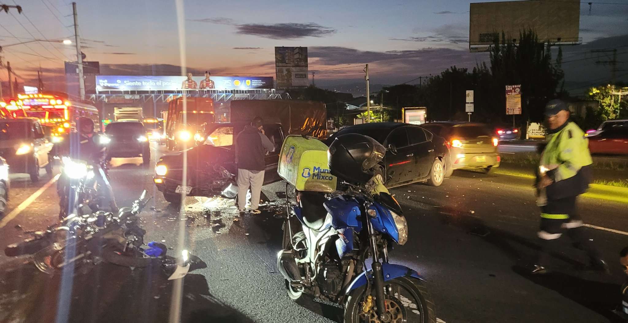 ¡Precaución! Triple colisión dificulta el tránsito en calzada Roosevelt